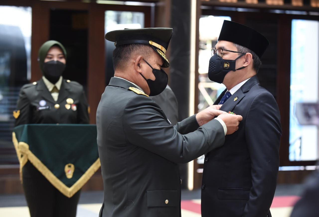 Kasad Memberikan Sebuah Penghargaan Khusus, Senin (04/04/2022), (V24/AL)