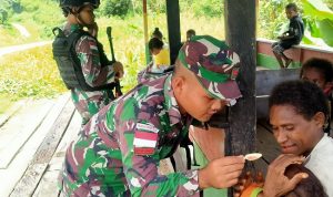 Satgas Memberi Pengobatan Untuk Anak Bayi, Senin (04/04/2022), (V24/AL) Satgas Memberi Pengobatan Untuk Anak Bayi, Senin (04/04/2022), (V24/AL)