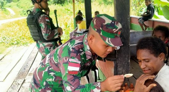 Satgas Memberi Pengobatan Untuk Anak Bayi, Senin (04/04/2022), (V24/AL)