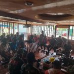 Pemuda Papua Sedang Berkumpul Membicarakan Olahraga Volly, Selasa (05/04/2022), (V24/AL)