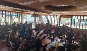 Pemuda Papua Sedang Berkumpul Membicarakan Olahraga Volly, Selasa (05/04/2022), (V24/AL)