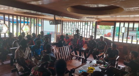 Pemuda Papua Sedang Berkumpul Membicarakan Olahraga Volly, Selasa (05/04/2022), (V24/AL)