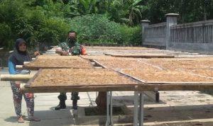 Kerupuk yang Dijemur Akan Menjadi Renyah, Selasa (05/05/2022), (V24/Rudi)