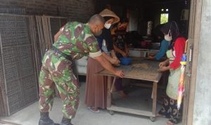 Kerupuk Merupakan Makanan Ringan yang Lezat, Selasa (05/04/2022), (V24/Rudi)