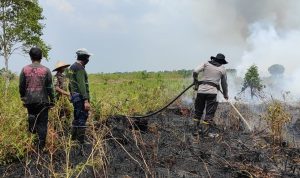 Lahan Warga Terbakar dan Satgas Berupaya Memadamkannya, Selasa (05/04/2022), (V24/Dedi)