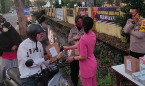 Polres Membagikan Makanan Gratis Untuk Berbuka, Selasa (05/04/2022), (V24/Dedi)