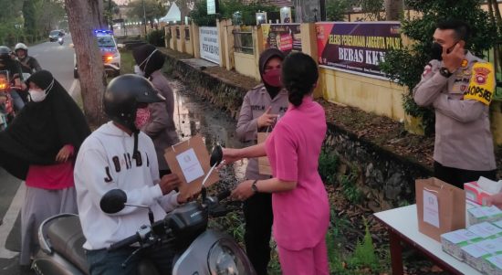 Polres Membagikan Makanan Gratis Untuk Berbuka, Selasa (05/04/2022), (V24/Dedi)