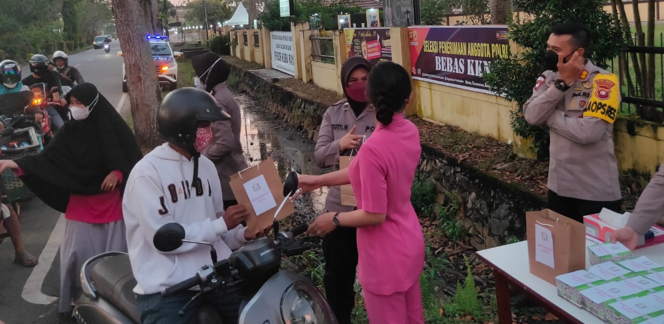 Polres Membagikan Makanan Gratis Untuk Berbuka, Selasa (05/04/2022), (V24/Dedi)