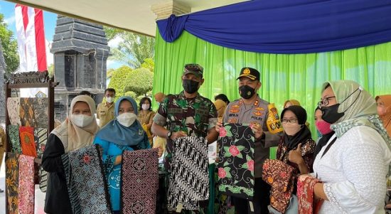 Bazar Kain di Bulan Ramadhan, Selasa (05/04/2022), (V24/Madli)