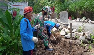 Babinsa Membantu Membangun Talud, Selasa (05/04/2022), (V24/Amir)
