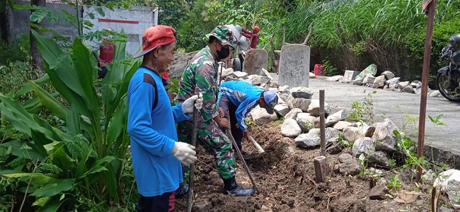 Babinsa Membantu Membangun Talud, Selasa (05/04/2022), (V24/Amir)