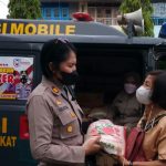 Sulastri Memberikan Beras Seberat 5 Kg Kepada Salah Seorang Warga, Rabu (06/04/2022), (V24/AL)