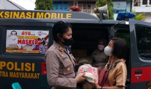 Sulastri Memberikan Beras Seberat 5 Kg Kepada Salah Seorang Warga, Rabu (06/04/2022), (V24/AL)