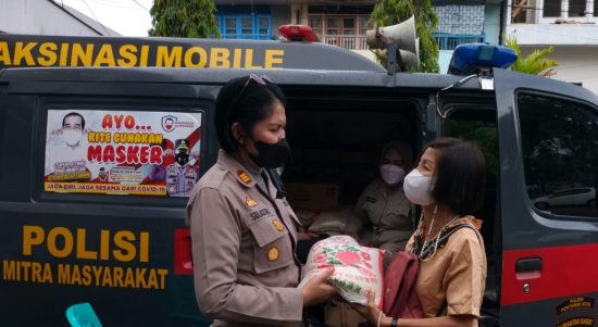 Sulastri Memberikan Beras Seberat 5 Kg Kepada Salah Seorang Warga, Rabu (06/04/2022), (V24/AL)
