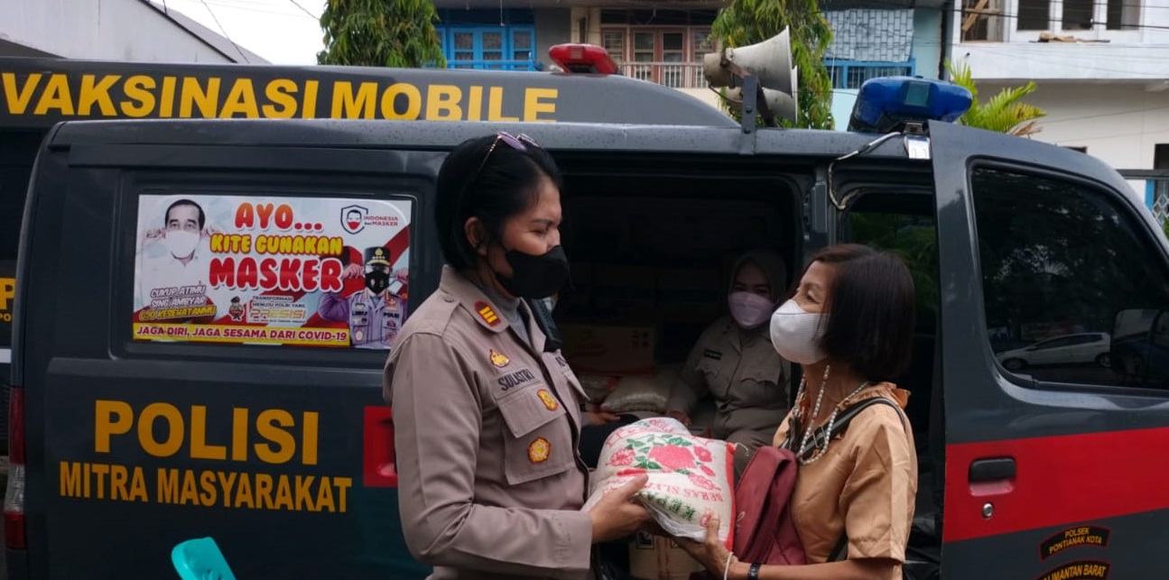 Sulastri Memberikan Beras Seberat 5 Kg Kepada Salah Seorang Warga, Rabu (06/04/2022), (V24/AL)