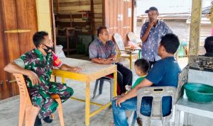 Babinsa Mengobrol Dengan Warga Setempat, Rabu (06/04/2022), (V24/AL)