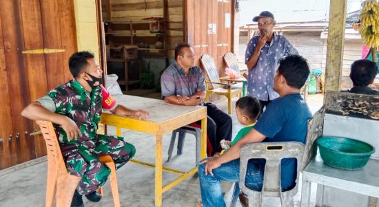 Babinsa Mengobrol Dengan Warga Setempat, Rabu (06/04/2022), (V24/AL)