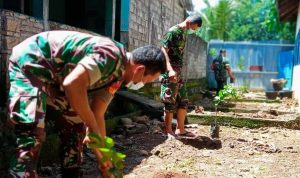Babinsa Menanam Pohon di Area Markas, Rabu (06/04/2022), (V24/Rudi)