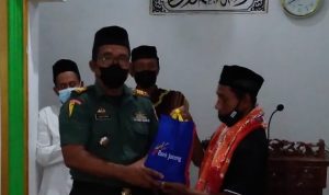 Kapten Cpm Sayana Memberikan Bingkisan dan Shalat Tarawih, Rabu (06/04/2022), (V24/Amir)