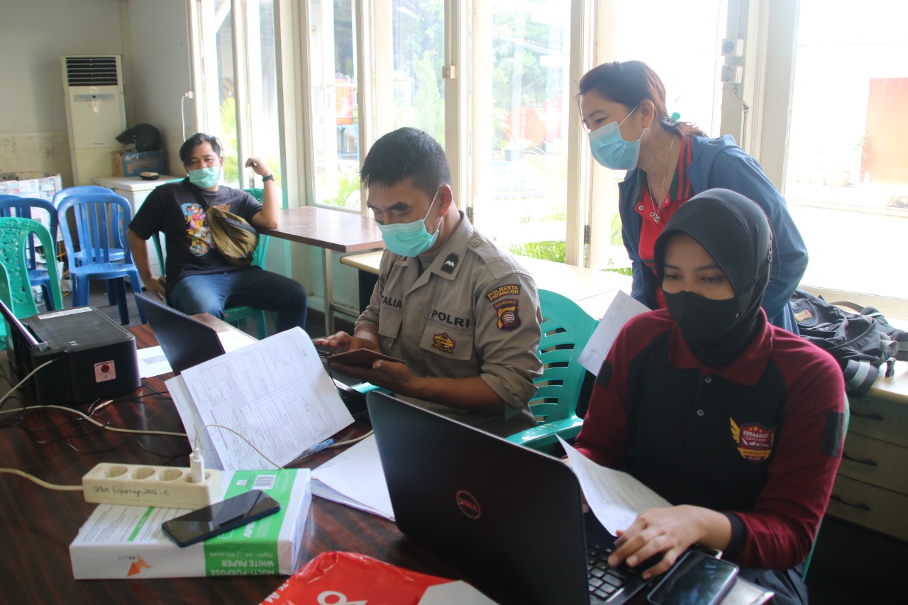 Panitia Melakukan Pendataan Perserta Vaksinasi, Kamis (07/04/2022), (V24/AL)