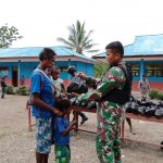 Satgas Membagikan Sembako Kepada Masyarakat, Jumat (08/04/2022), (V24/AL)