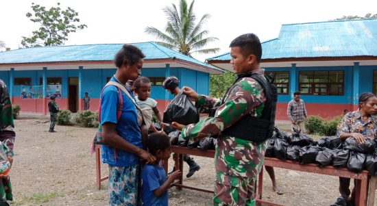 Satgas Membagikan Sembako Kepada Masyarakat, Jumat (08/04/2022), (V24/AL)