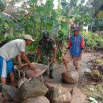 Babinsa Membantu Warga Mengangkat Batu Besar, Jumat (08/04/2022), (V24/Rudi)