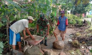 Babinsa Membantu Warga Mengangkat Batu Besar, Jumat (08/04/2022), (V24/Rudi)