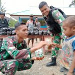 Personel Satgas Membagikan Permen Agar Si Kecil Bahagia, Jumat (01/04/2022), (Foto: V24/AL)