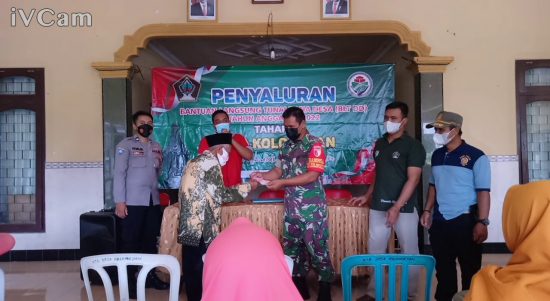 Sejumlah Keluarga Mendapatkan Bantuan Dana Desa, Jumat (08/04/2022), (Foto: V24/Madli)