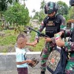 Satgas Memberikan Permen dan Alat Tulis, Jumat (08/04/2022), (Foto: V24/AL)