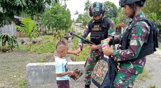 Satgas Memberikan Permen dan Alat Tulis, Jumat (08/04/2022), (Foto: V24/AL)