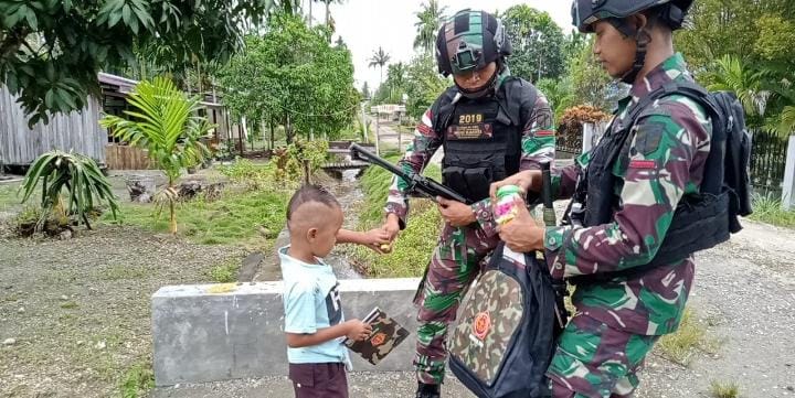 Satgas Memberikan Permen dan Alat Tulis, Jumat (08/04/2022), (Foto: V24/AL)