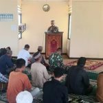 Satgas Melaksanakan Ibadah Jumat di Masjid, Jumat (08/04/2022), (Foto: V24/AL) Satgas Melaksanakan Ibadah Jumat di Masjid, Jumat (08/04/2022), (Foto: V24/AL)