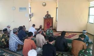 Satgas Melaksanakan Ibadah Jumat di Masjid, Jumat (08/04/2022), (Foto: V24/AL)