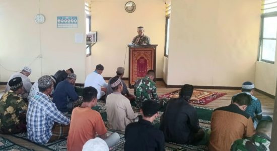 Satgas Melaksanakan Ibadah Jumat di Masjid, Jumat (08/04/2022), (Foto: V24/AL)
