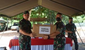 Satgas Mendapat Sebuah Kotak Coklat yang Besar, Jumat (08/04/2022), (V24/AL) Satgas Mendapat Sebuah Kotak Coklat yang Besar, Jumat (08/04/2022), (V24/AL)