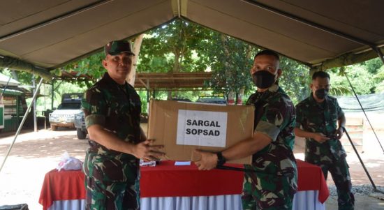 Satgas Mendapat Sebuah Kotak Coklat yang Besar, Jumat (08/04/2022), (V24/AL)