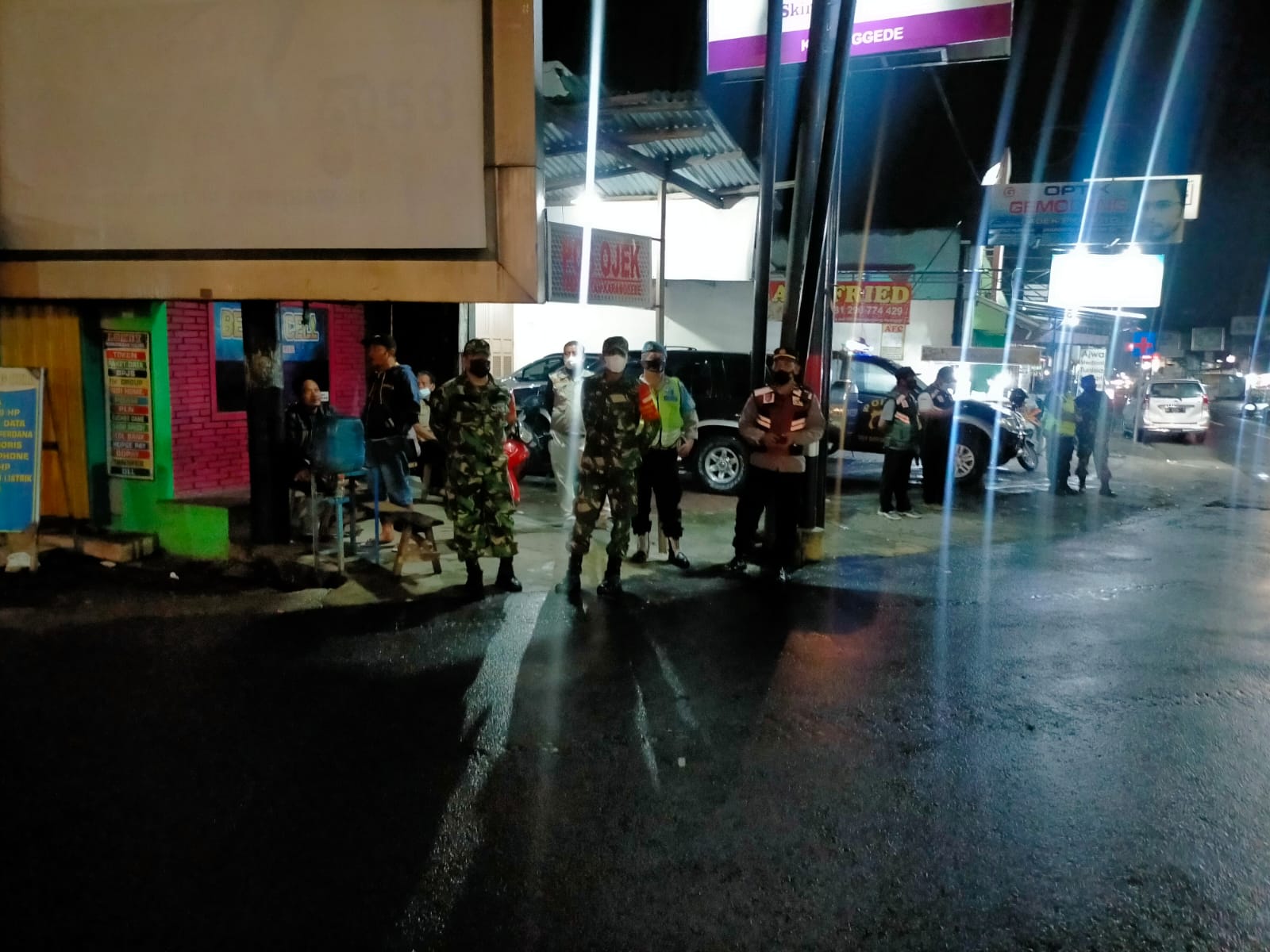 Petugas Melakukan Razia Malam, Jumat (08/04/2022), (Foto: V24/Rudi)