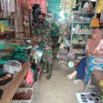 Babinsa Melakukan Survey Terhadap Harga Kebutuhan Pokok, Sabtu (09/04/2022), (Foto: V24/AL)