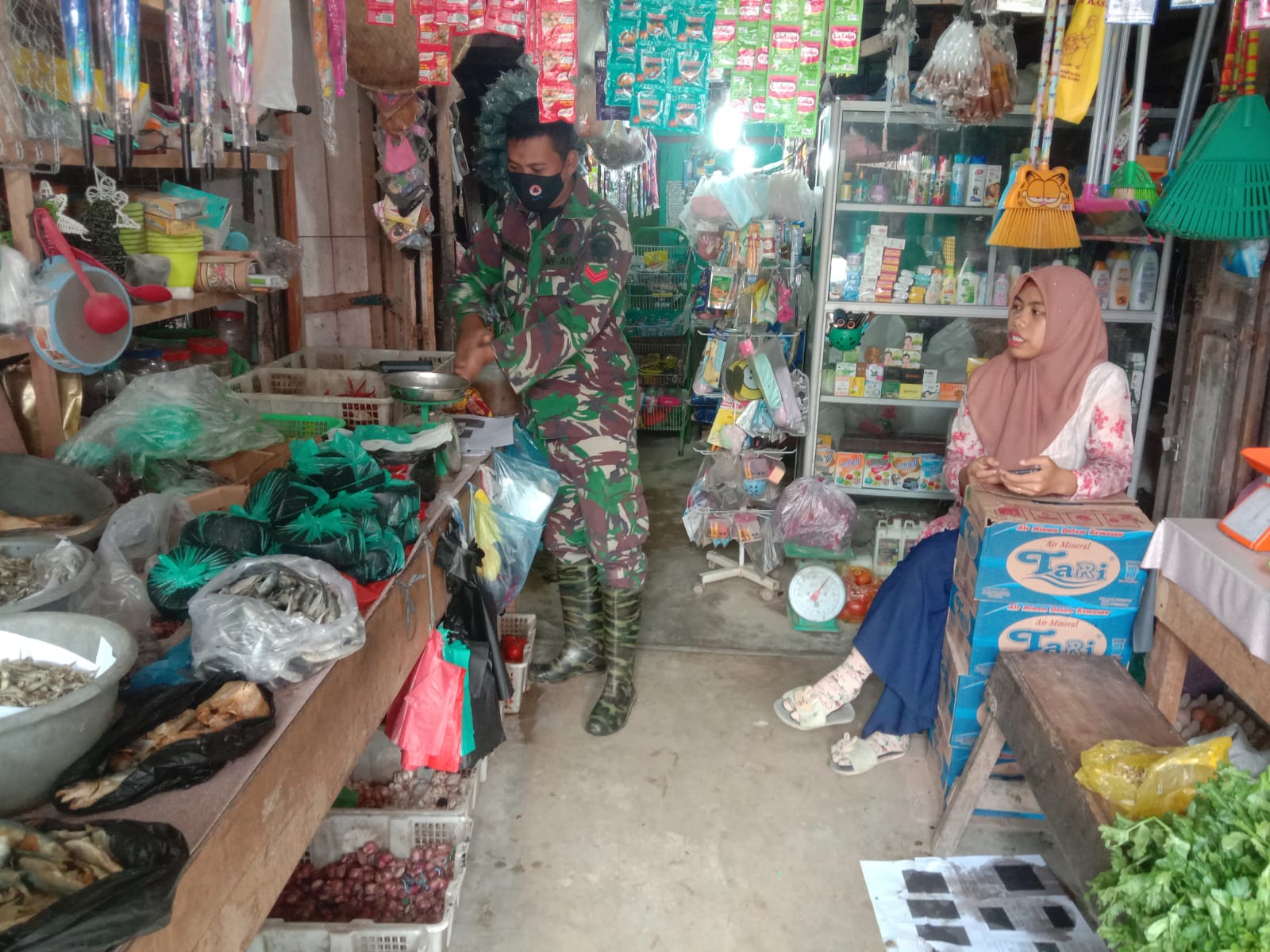 Babinsa Melakukan Survey Terhadap Harga Kebutuhan Pokok, Sabtu (09/04/2022), (Foto: V24/AL)