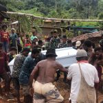 Pemakaman Seorang Warga Dibantu Oleh Satgas, Sabtu (09/04/2022), (Foto: V24/AL)