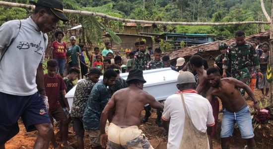 Pemakaman Seorang Warga Dibantu Oleh Satgas, Sabtu (09/04/2022), (Foto: V24/AL)