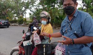 Takjil di Bulan Puasa Memang Bermanfaat Untuk Warga, Jumat (08/04/2022), (Foto: V24/Dedi) Takjil di Bulan Puasa Memang Bermanfaat Untuk Warga, Jumat (08/04/2022), (Foto: V24/Dedi)