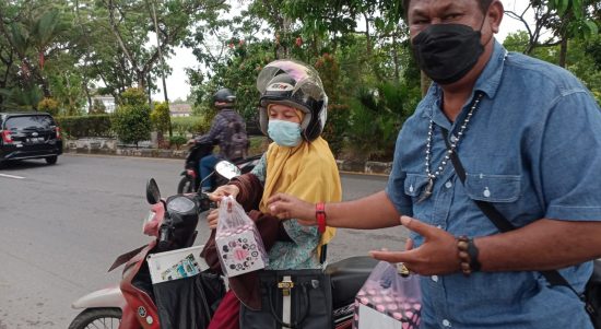 Takjil di Bulan Puasa Memang Bermanfaat Untuk Warga, Jumat (08/04/2022), (Foto: V24/Dedi)