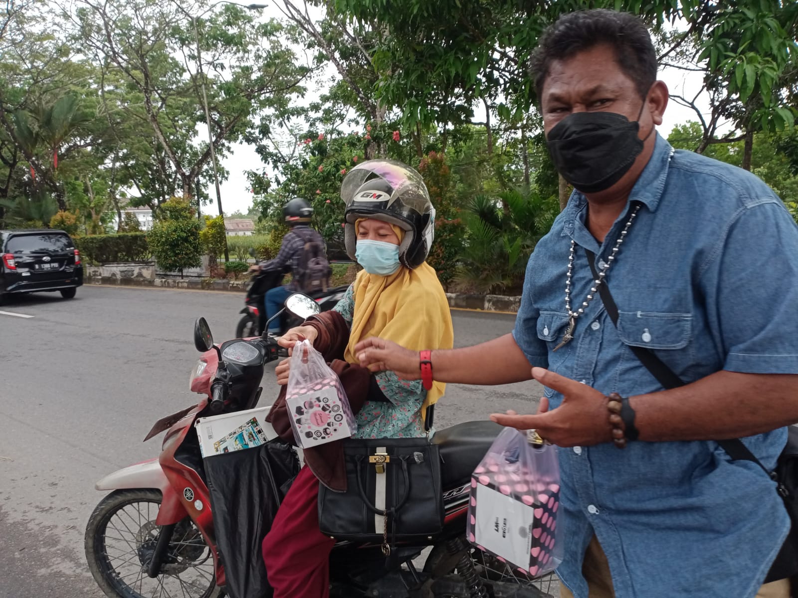 Takjil di Bulan Puasa Memang Bermanfaat Untuk Warga, Jumat (08/04/2022), (Foto: V24/Dedi)