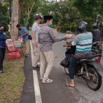 Polres Kubu Raya Membagikan Bukaan Gratis Kepada Warga yang Melintas, Jumat (08/04/2022), (Foto: V24/Dedi)