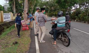 Polres Kubu Raya Membagikan Bukaan Gratis Kepada Warga yang Melintas, Jumat (08/04/2022), (Foto: V24/Dedi) Polres Kubu Raya Membagikan Bukaan Gratis Kepada Warga yang Melintas, Jumat (08/04/2022), (Foto: V24/Dedi)