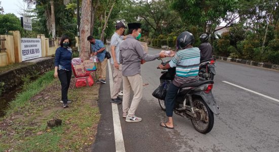 Polres Kubu Raya Membagikan Bukaan Gratis Kepada Warga yang Melintas, Jumat (08/04/2022), (Foto: V24/Dedi)