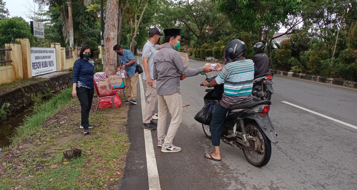 Polres Kubu Raya Membagikan Bukaan Gratis Kepada Warga yang Melintas, Jumat (08/04/2022), (Foto: V24/Dedi)